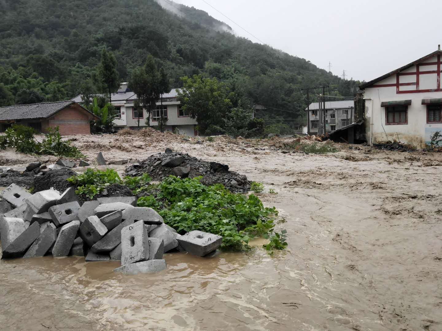 泥石流、山體滑坡等地質災害時有發生